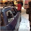 Красноярские супруги разгромили автомобиль, объезжавший пробку по тротуару (видео)