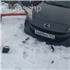 На проспекте Металлургов Mazda сбила светофор после столкновения с ГАЗелью (видео)