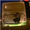Подросток зацепился за автобус и проехал на нем остановку (видео)