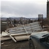 В Красноярске ветер опрокинул забор недостроенной гостиницы около оперного театра