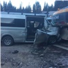 Четыре человека погибли при столкновении микроавтобуса с экскаватором в Красноярском крае