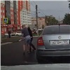 Водители устроили драку на улице Киренского (видео)