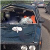 В Красноярске оторвавшееся колесо грузовика влетело в салон ехавшей за ним машины 