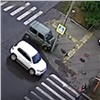 В центре Красноярска разогнавшийся водитель протаранил дорожный знак. Он ничего не нарушал (видео)