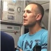Агрессивного мужчину сняли с самолета до Красноярска. Из-за этого он устроил погром в полиции (видео)