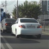 «Абсолютное игнорирование ПДД»: автомобиль красноярской мэрии проехал по выделенной полосе (видео)