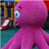 На детской площадке в Норильске соорудили огромного фиолетового осьминога. Местные жители в восторге