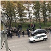 На Дубровинского BMW на высокой скорости влетел в столб и снес две припаркованные машины (видео)