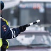 На выезде из Красноярска полицейские проверят резину у машин. Водителям обещают подарки