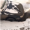На правобережье Красноярска автомобиль провалился в разлом с кипятком (видео)