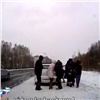 На красноярской трассе полицейские спасли умирающего от сердечного приступа мужчину (видео)
