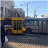 Неконкурирующие маршрутчики устроили аварию на сложном перекрёстке в центре Красноярска (видео)