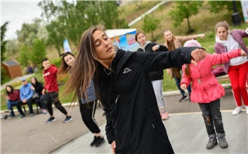 «Открываем дверь в лето!»: в Красноярске стартовали площадки Арт-берега