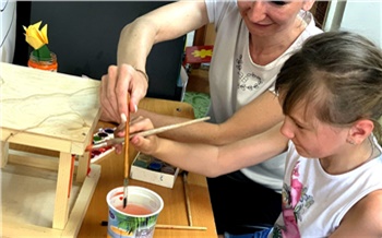 «Когда ребёнок начинает улыбаться — плачу от счастья»: истории соцработников Красноярска