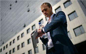 «Две сделки вместо обеда и скорость пантеры»: один рабочий день красноярцев самых мобильных профессий