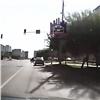 На Взлетке мужчина перебегал дорогу на красный и попал под машину (видео)
