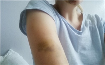 «Одной рукой душил, другой бил по лицу — а я не кричала: боялась разбудить детей»: как мой любящий муж за год превратился в садиста