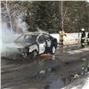 В Железногорске перекрыли дорогу около городского озера из-за сгоревшей Toyota (видео)