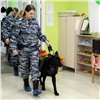Полицейские кинологи подарили воспитанницам красноярского детского сада цветы и показали, как их собаки ищут конфеты