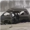 На трассе в Красноярском крае микроавтобус лоб в лоб врезался в фуру. Погиб один из водителей (видео)