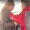 В Красноярске пассажир автобуса напал на подростка из-за отказа уступить место женщине (видео)