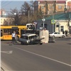 В центре Красноярска после столкновения с ВАЗом перевернулся микроавтобус (видео)