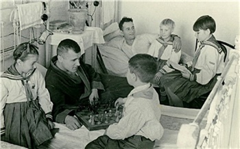 «Люди встали в живую цепочку и передавали раненых из рук в руки»: как работали эвакогоспитали в школах Красноярска во время войны