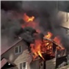 В красноярской Николаевке горит двухэтажный дом (видео)