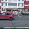 В Железногорске на видео попала авария с участием 6-летнего мальчика. Во дворе выбежал под машину