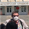 В Красноярске около здания краевого суда полиция со скандалом задержала подозреваемого в мошенничестве из федерального розыска