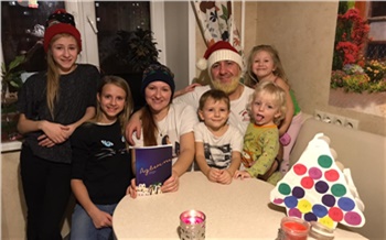 «Всё внутри сжималось — у одного малыша не было ножки»: как семья из Красноярска усыновила тяжелобольных двойняшек