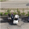 В Белых Росах сгорела машина. Очевидцы слышали взрывы (видео)