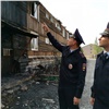 В Красноярском крае 18-летняя девушка рассказала о пожаре в соседнем доме брату и соседу. Это помогло спасти неходячую старушку 