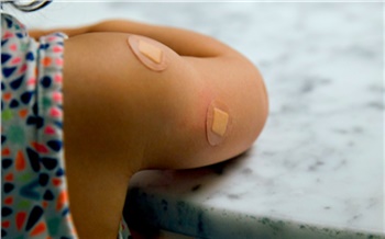 «Эти бесплатно, остальные — за свой счет»: сколько стоят детские прививки и как на них сэкономить