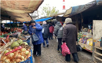 «Это мясо для собак, но бабушки его сами едят»: что творится на рынке просрочки на КрасТЭЦ