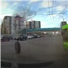 В Красноярске у автобуса на ходу отвалилось колесо. За рулем была женщина-водитель (видео)