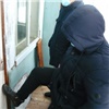 В Туруханске девушка похвасталась в молодежной компании сбережениями. Знакомый вломился через балкон и все украл