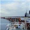 На севере Красноярского края караван судов попал в ледовый плен на Енисее (видео)