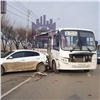 Автобус и иномарка столкнулись на красноярском Коммунальном мосту и перекрыли две полосы из трех 