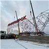 Из-за снегопада и ветра рабочие не успели перенести стелу «Красноярск» (видео)