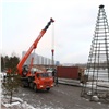 На правобережной набережной Красноярска начался монтаж новогодней ёлки