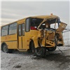 Школьный автобус жестко столкнулся с УАЗ «Патриот» под Красноярском. Один человек погиб