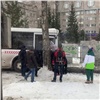 В Красноярске водителю автобуса стало плохо за рулем и он врезался в дерево (видео)