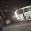 В Красноярске в новогоднюю ночь столкнулись такси и микроавтобус. Четверо взрослых и 6-летний ребенок в больнице (видео)