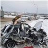 Mazda въехала под фуру около Мясокомбината. Погибшего водителя из машины вырезали спасатели (видео)