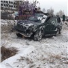 В Красноярске внедорожник вылетел с дороги и лег на бок в глубокую яму (видео)