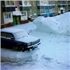 «Теперь до весны не угонят!»: в Норильске после уборки дворов автомобили очутились на снежном пьедестале (видео)