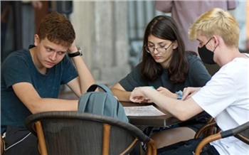 Общепит допоздна, больше мест в кино и спортзалах: какие ковид-ограничения отменят весной для красноярцев