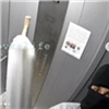 Красноярская полиция ищет мужчину в маске, который молотком разбил камеру в лифте (видео)