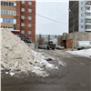 Жительница Солнечного сняла на видео, как коммунальщики убрали снег вместе с забором (видео)